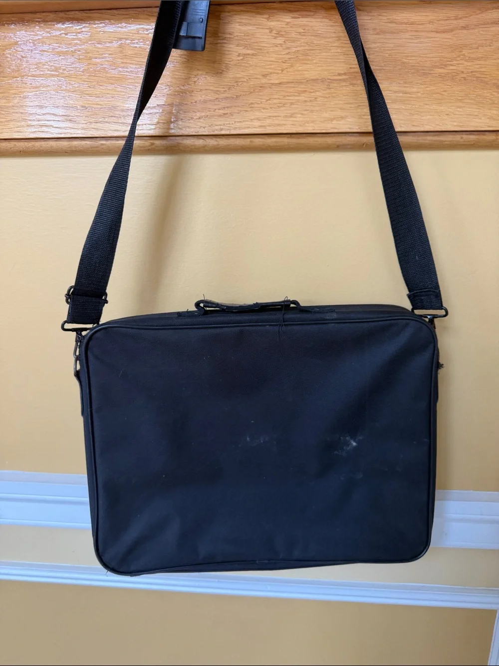 V7 Black Messenger Bag
